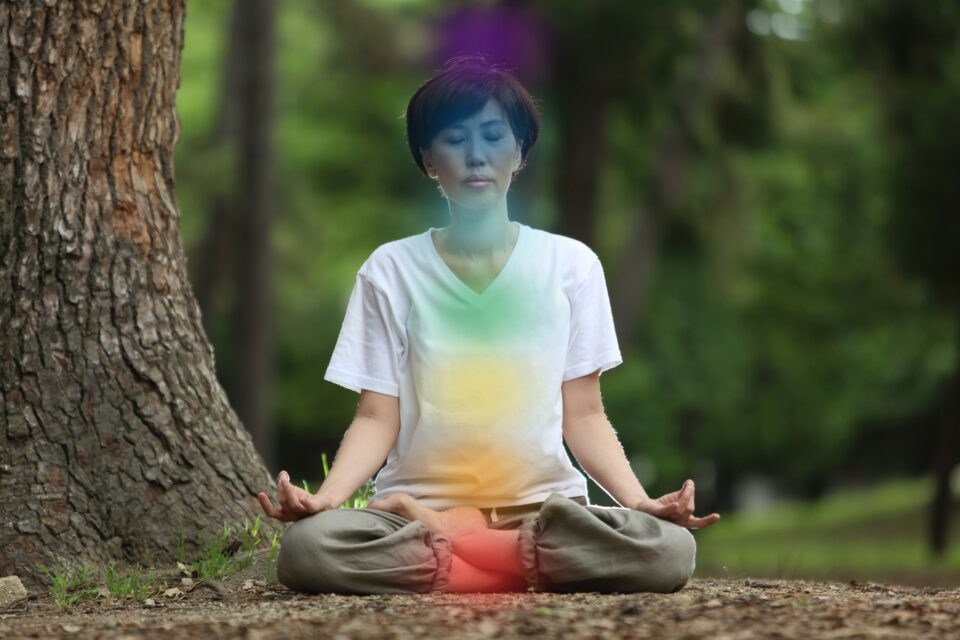 チャクラと瞑想する女性