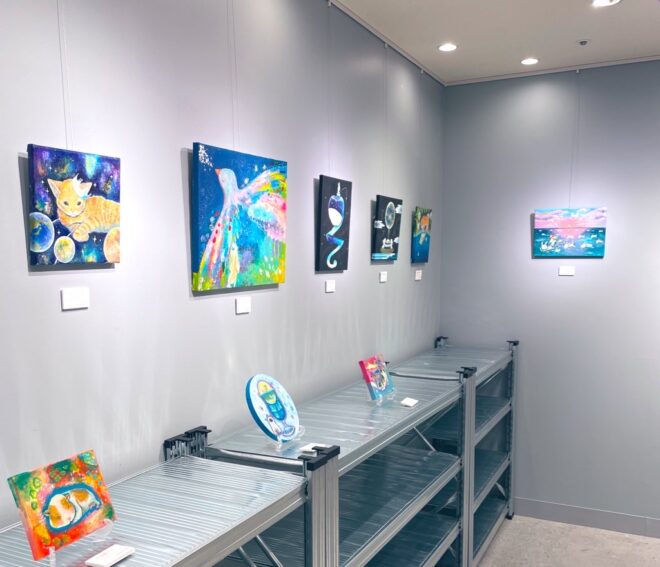 絵が飾られた壁