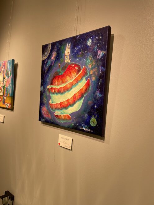 うさぎとリンゴがの絵が飾られた壁